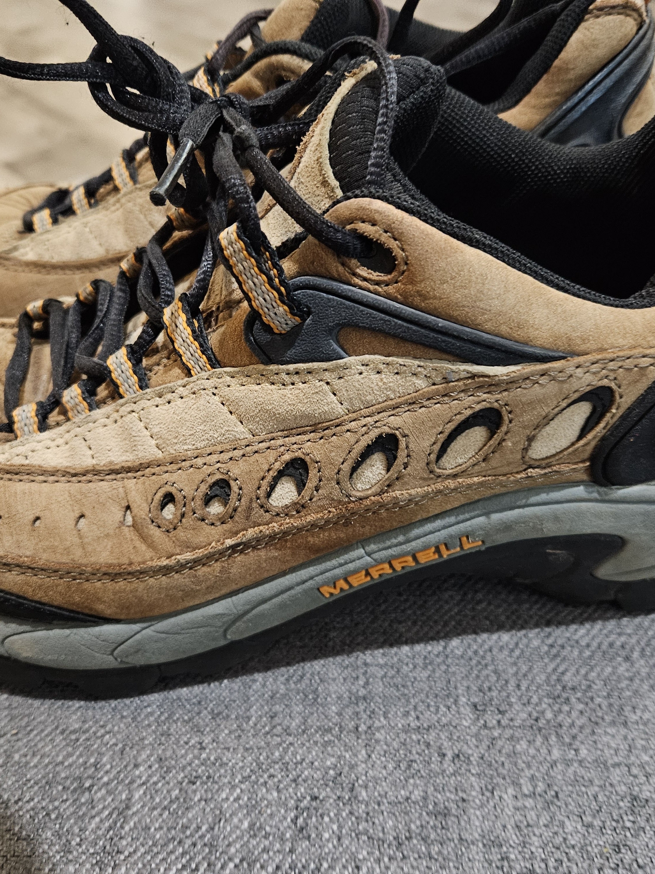Merrell Hiking Shoes In Tan And Black. Size 10 — image 3 of 6
